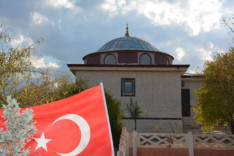 Türbe ziyaret alanından bir kare